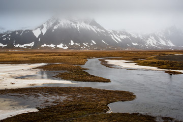 Fototapeta na wymiar Mountain landscape and frozen lake in winter in Iceland