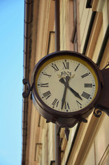 Stary zegar przy kamienicy na starym deptaku, w Nowym Saczu