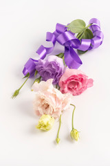 Obraz premium Elegant bouquet of eustoma flowers with lilac trim