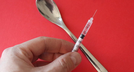 Siringa - vaccino o droga