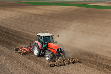 Obraz premium Tractor working in the field
