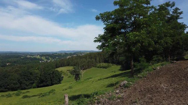 V&eacute;gennes (Corr&egrave;ze, France) - Vue panoramique &agrave; proximit&eacute; du Puy Turlau en direction de Curemonte