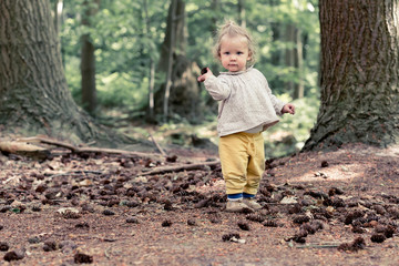 enfant fille bataille de pomme de pin