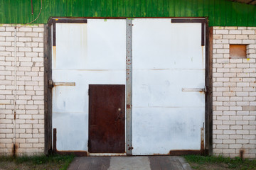 Obraz na płótnie Canvas old wooden door with green wall