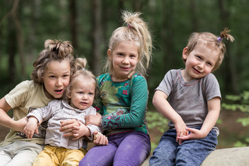 Fototapeta premium famille frère et sœur dans les bois