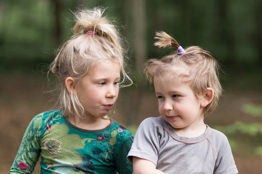 famille fr&egrave;re et s&oelig;ur dans les bois