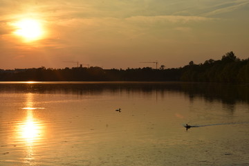 See mit Baukräne im Hintergrund