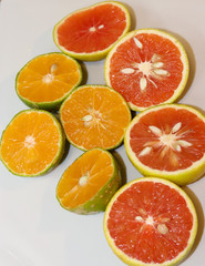 Obraz na płótnie Canvas Beautiful lemons and grapefruits cut in half on a cutting board.