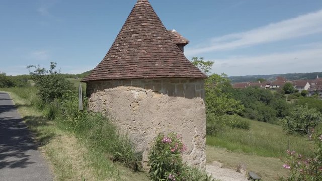 Curemonte (Corr&egrave;ze, France) - Le tourelle apr&egrave;s r&eacute;novation et panorama sur le village m&eacute;di&eacute;val