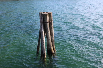 Obraz premium old wooden pier in lake 