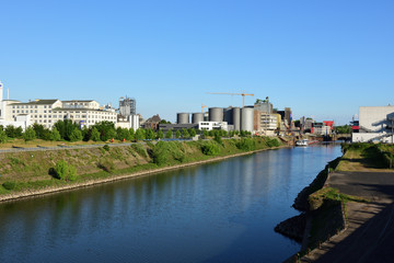 Obraz premium Hafenkräne in Neuss Düsseldorfer Hafen, Deutschland 