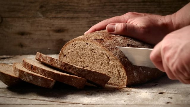 Frisches Brot schneiden