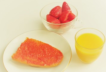desayuno saludable con fresas frescas, pan con tomate y vaso de zumo de naranja, 