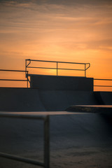 skatepark atardecer rampa barandilla