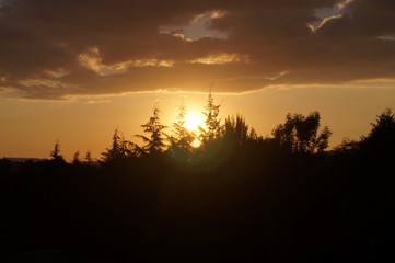 Un bello atardecer en un día agradable