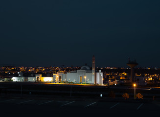 Fototapeta na wymiar Night view of Mosque in the city