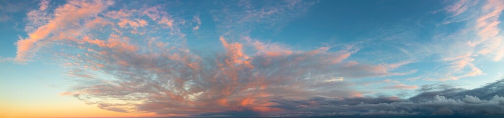 Naklejka na ściany i meble Céu com nuvens laranja e formação de tempestade logo após o por do sol