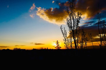 Un atardecer con nubes siempre es bonito 
