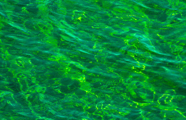 Agua cristalina con diferentes tonalidades de verde. Ideal para usar como imagen de fondo