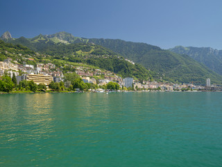 Fototapeta premium Montreux, gmina w powiecie Riviera-Pays-d'Enhaut w kantonie Vaud w Szwajcarii. Znajduje się nad Jeziorem Genewskim u podnóża Alp.