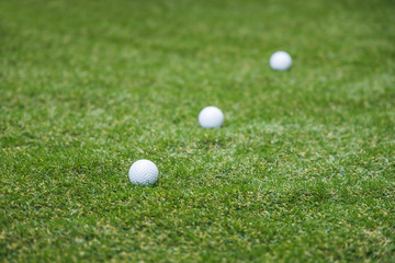 ゴルフボールと人工の芝生