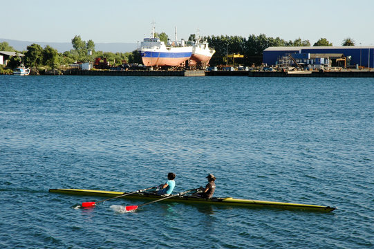 Deportes acuaticos remos en el rio calle calle Valdivia Chile