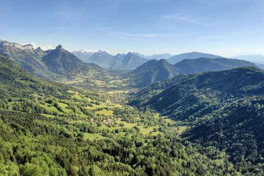 Bassin d'Annecy, crêt de Chatillon, la Tournette, la dent de Lanfon et le lac, panorama, Alpes de Haute-Savoie, France