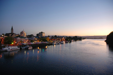 Fototapeta premium Valdivia Sur de Chile sudamerica rio Calle Calle naturaleza barcos yates deportes nauticos
