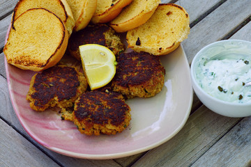 Platter of cooked crabcakes with fresh lemon