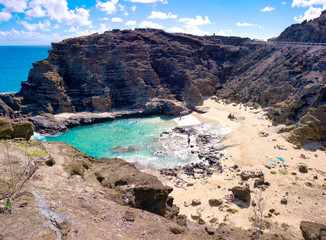 Fototapeta na wymiar ハワイ州オアフ島　東海岸　ハロナ潮吹き岩のすぐ側にある小さな湾