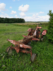 Obraz premium Rusting, derelict old tractor abandoned in a field.