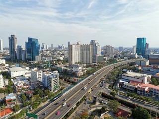 Fototapeta na wymiar Traffic on toll way in downtown Bangkok 