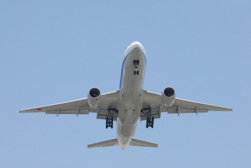 東京湾の羽田沖から羽田空港に着陸する飛行機