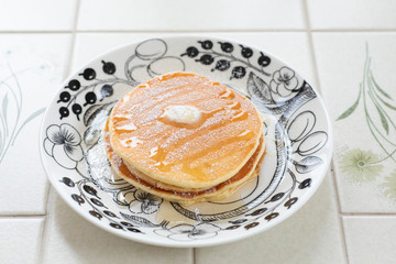 おうちでお菓子作り　バターとシロップと粉糖をかけたパンケーキ