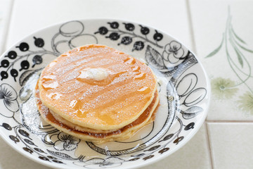 おうちでお菓子作り　バターとシロップと粉糖をかけたパンケーキ