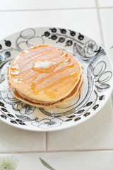 おうちでお菓子作り　バターとシロップと粉糖をかけたパンケーキ