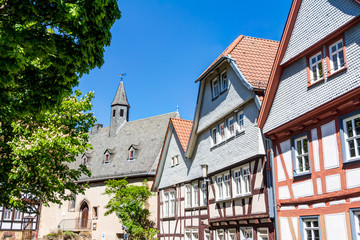 Fototapeta premium Alsfeld im mittelhessischen Vogelsbergkreis mit ihrer Altstadt und geschlossener historischer Bebauung