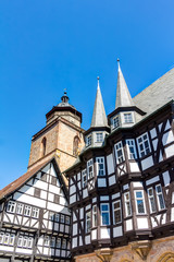 Fototapeta na wymiar Das mittelalterliche Rathaus und die evangelische Walpurgiskirche in Alsfeld im mittelhessischen Vogelsbergkreis, Deutschland