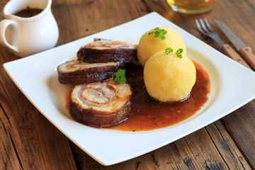Schweinebraten mit Klößen