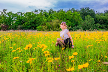 Naklejka na ściany i meble Jeune fille dans un champs de fleurs jaunes