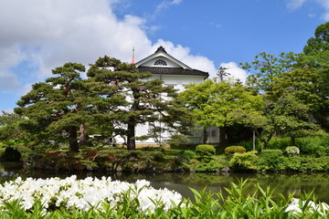 赤いドームの大宝館 ／...