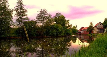 Ein großer Bauernhof mit Wassermühle an dem Fluss Ohm in Hessen. Kleine Entspannung