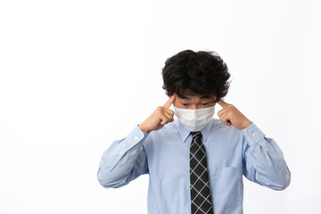 風邪の症状があるビジネスマン　頭痛