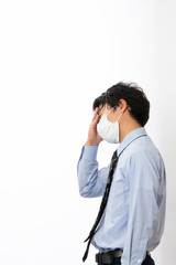 熱の症状があるビジネスマン