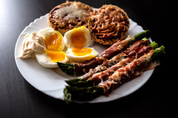 Smaczne śniadanie, szparagi, jajko, szynka parmeńska, bułki © Exploder