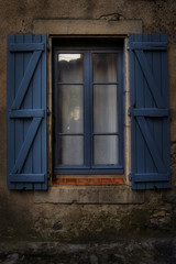 Fototapeta na wymiar Ventana antigua de madera de color azul. Lagrasse, Francia.