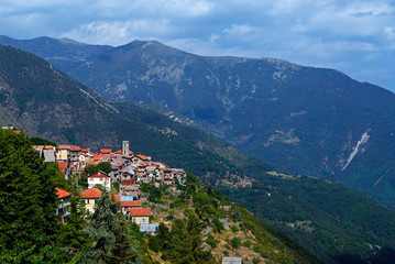 Fototapeta na wymiar Paysage avec le village perché de Venanson dans le haut pays niçois dans les Alpes Maritimes en France