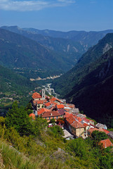 Paysage avec le village perché de Venanson dans le haut pays niçois dans les Alpes Maritimes en France