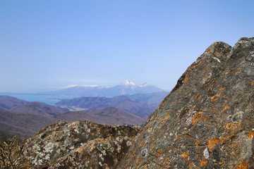 雪の磐梯山と猪苗代湖