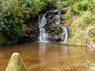 Kleiner Wasserfall im Pazo de Santa Cruz de Rivadulla in Galicien in Spanien in der Nähe von...